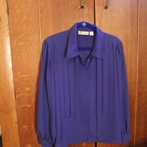 Blouse, buttons in the front. Size 22W. La Blouse brand. Good condition.